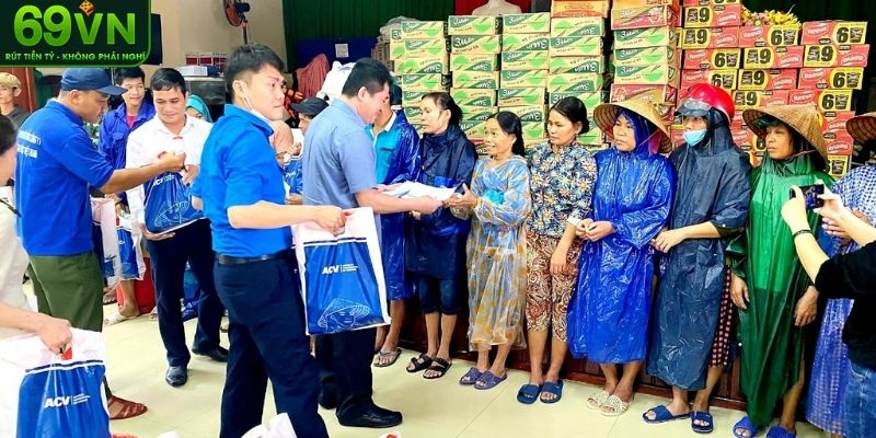 Hành động nhân ái của 69VN đi từ thiện vùng lũ lụt